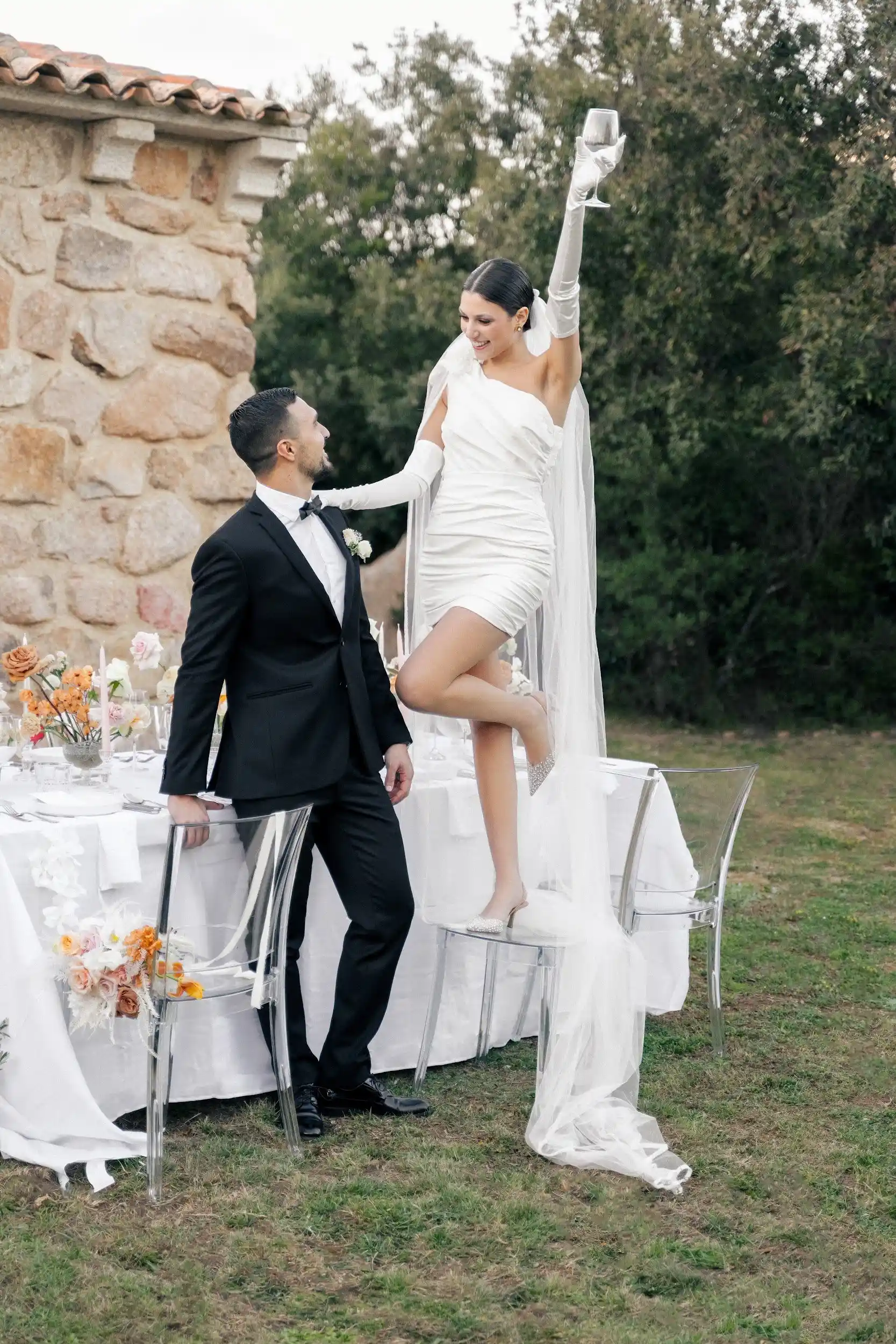 Couple kissing, micro wedding Sardinia — Fleur Studio